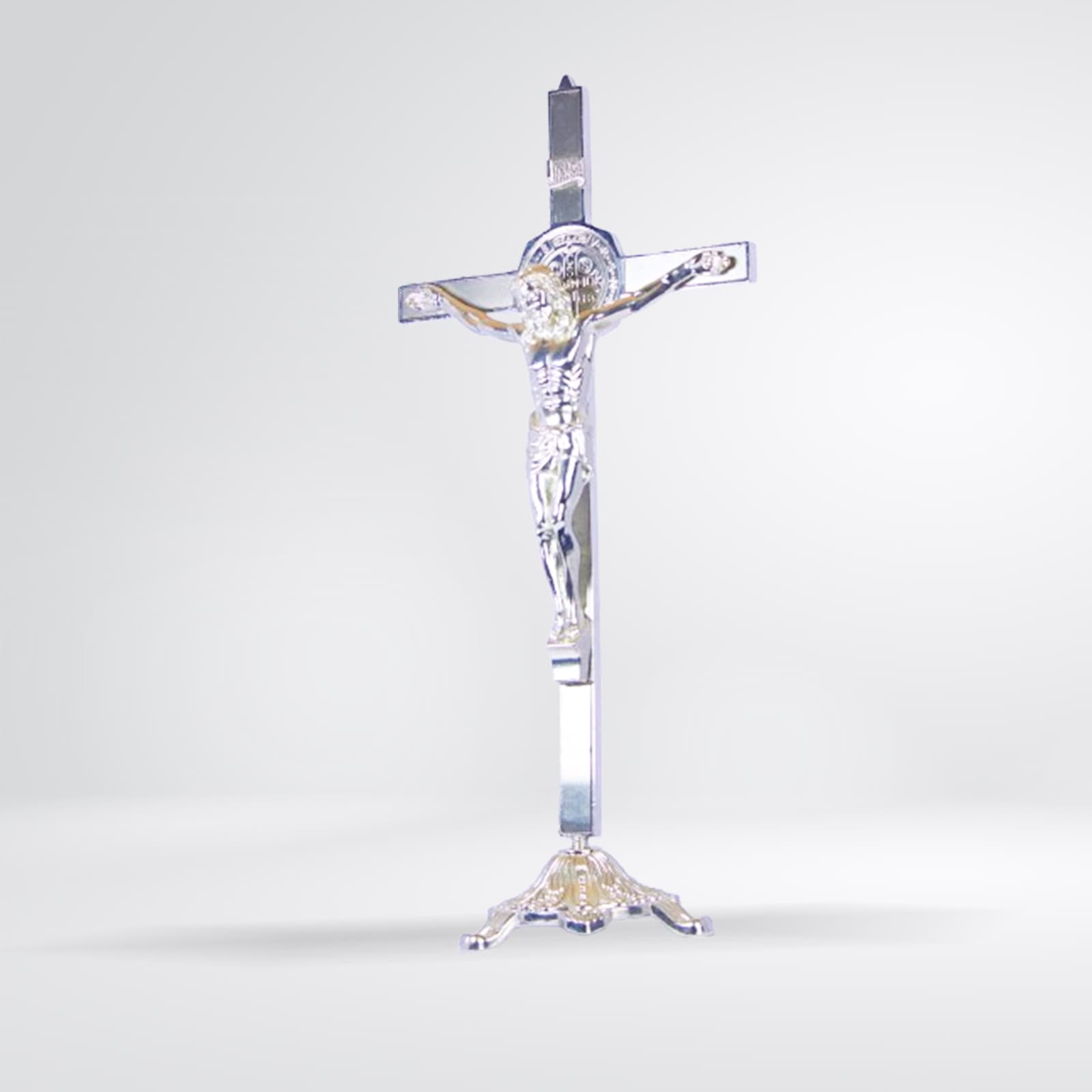 Crucifix argenté sur socle