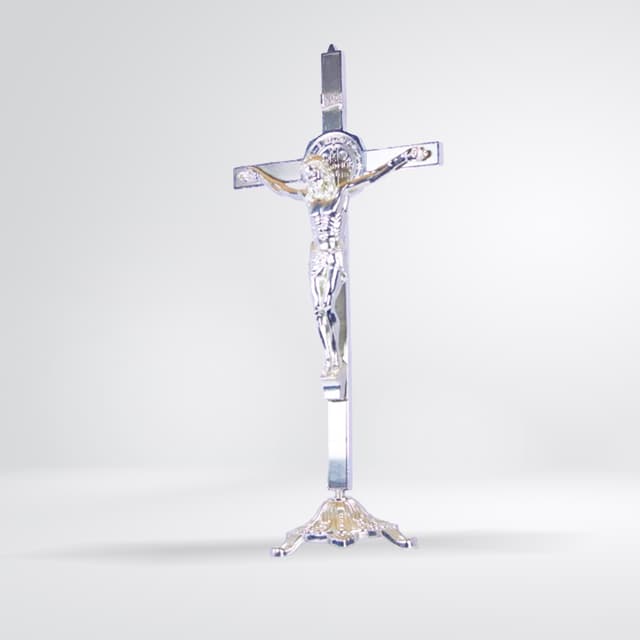 Crucifix argenté sur socle