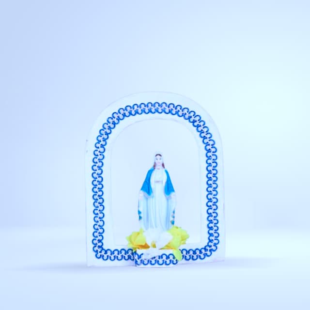 Niche arche blanche Vierge Marie (fleurs jaunes)